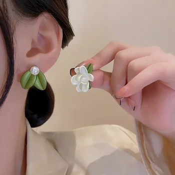 LATS Asimetrik Gardenya İnci Saplama Küpe Kadınlar için Yeni Tasarım Beyaz Yeşil Yaprak Çiçek Küpe moda takı Toptan